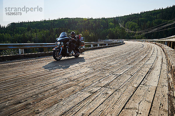 Älterer männlicher Motorradfahrer über die Kiskatinaw-Brücke  Dawson Creek  Kanada
