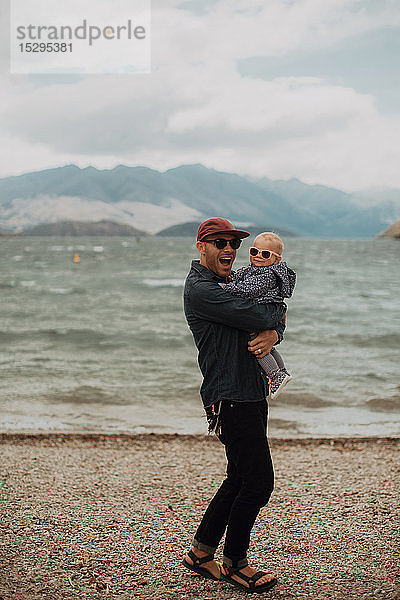 Vater und Baby am Strand  Queenstown  Canterbury  Neuseeland