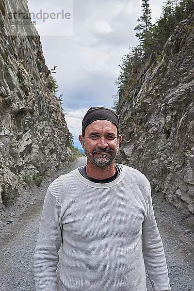 Mann steht zwischen felsigen Hügeln  Chitina  Alaska  Vereinigte Staaten