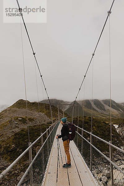 Wanderer genießt Aussicht auf Hängebrücke  Wanaka  Taranaki  Neuseeland