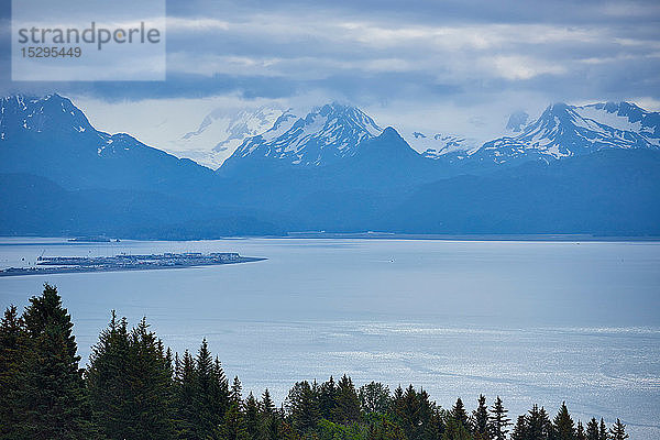 Blick auf schneebedeckte Berge  Homer  Alaska  Vereinigte Staaten