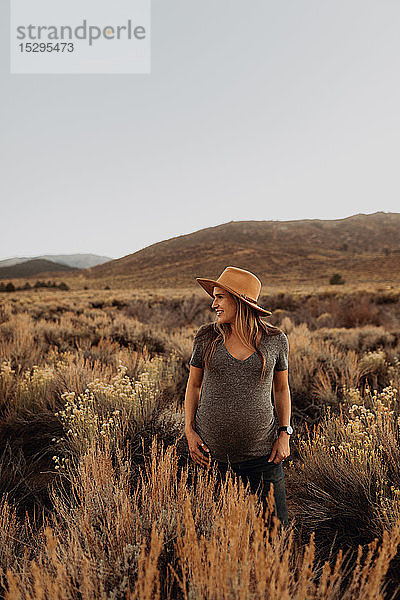 Schwangere Frau in Feldlandschaft  Kennedy Meadows  Kalifornien  USA