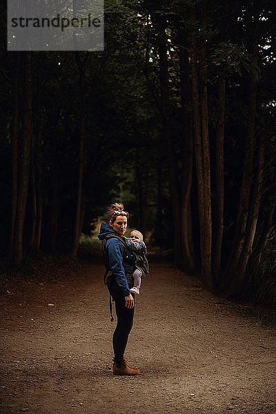 Mutter und Kind auf Waldweg