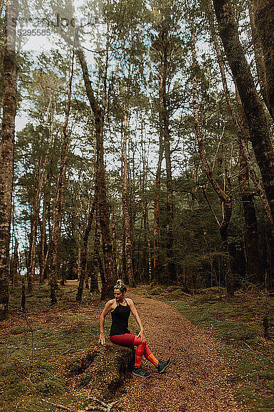 Frau  die sich im Wald streckt  Queenstown  Canterbury  Neuseeland