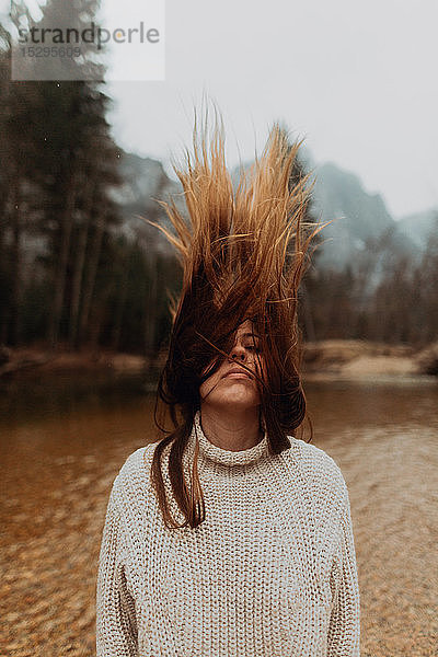 Junge Frau am Flussufer mit langen braunen Haaren  Yosemite Village  Kalifornien  USA