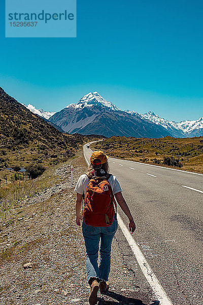 Wanderer auf dem Weg in die Berge  Wanaka  Taranaki  Neuseeland