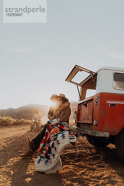 Vor einem Geländewagen sitzendes Ehepaar  Kennedy Meadows  Kalifornien  USA