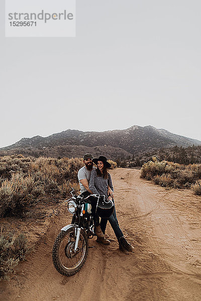 Paar entspannt auf dem Motorrad  Kennedy Meadows  Kalifornien  USA