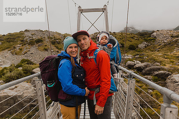 Wandererpaar mit Baby auf Hängebrücke  Wanaka  Taranaki  Neuseeland