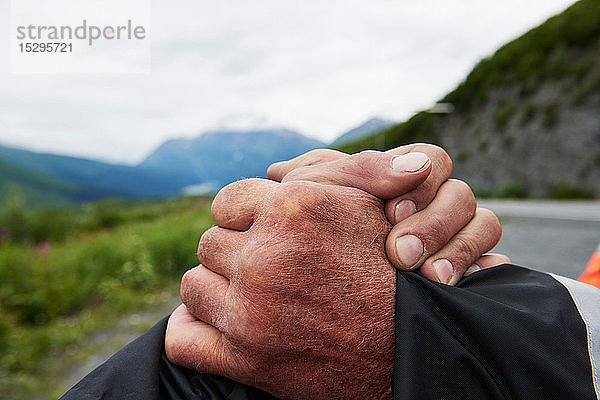 Älterer Mann und Sohn beim Händeschütteln in Berglandschaft  Nahaufnahme  Valdez  Alaska  USA