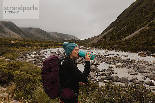 Wanderer trinken  Aussicht auf die Wildnis geniessen  Wanaka  Taranaki  Neuseeland