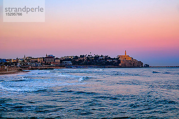 Seelandschaft mit Fernblick auf die alte Hafenskyline und die Peterskirche im Morgengrauen  Jaffa  Tel Aviv  Israel