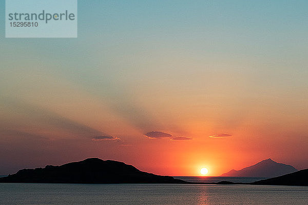 Malerischer Sonnenuntergang über den Küstengebirgen  Limnos  Khios  Griechenland