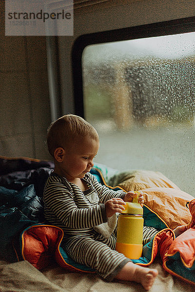 Baby spielt im Wohnmobil  Queenstown  Canterbury  Neuseeland