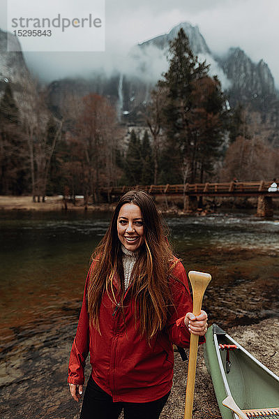 Junge Kanufahrerin am Flussufer  Porträt  Yosemite Village  Kalifornien  USA
