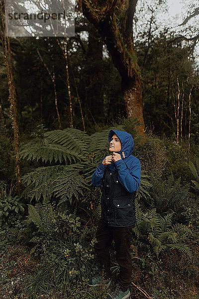 Frau im Wald  Queenstown  Canterbury  Neuseeland