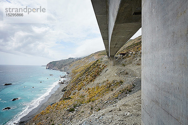 Landschaftsansicht der Überführung des Beton-Highways 1 entlang der Küste  Big Sur  Kalifornien  USA