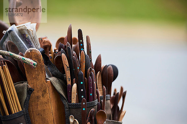 Werkzeuggürtel gefüllt mit Holzlöffeln und Messern