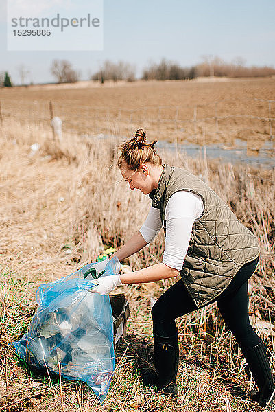 Frau sammelt den Müll nach Feldern auf  Georgetown  Kanada