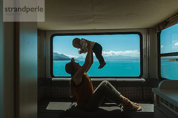 Mutter spielt mit Baby im Wohnmobil  Wanaka  Taranaki  Neuseeland