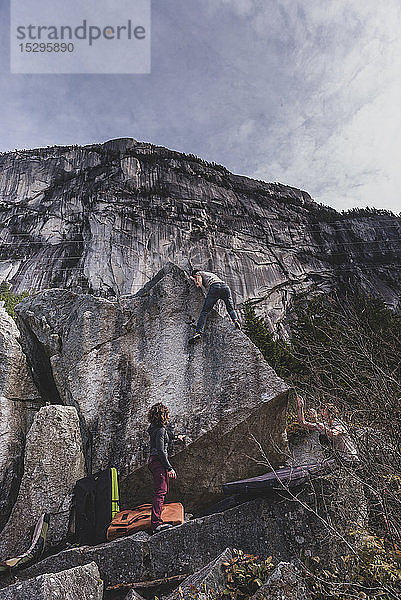 Bergsteiger beim Bouldern  von Freunden beobachtet  Squamish  Kanada