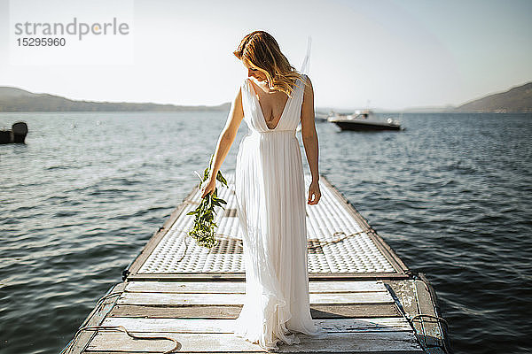 Junge Braut im Brautkleid am Seepier stehend  Stresa  Piemont  Italien