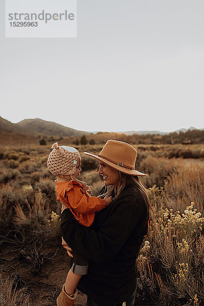 Mutter und Baby-Mädchen-Bindung  Kennedy Meadows  Kalifornien  USA