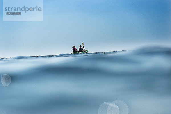 Teenager Junge und Mutter beim Seekajakfahren  oberflächennahe Fernsicht  Limnos  Khios  Griechenland