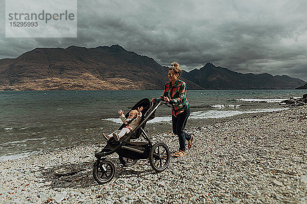 Mutter mit Baby im Kinderwagen beim Strandspaziergang  Queenstown  Canterbury  Neuseeland