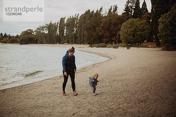 Mutter und Baby beim Strandspaziergang  Wanaka  Taranaki  Neuseeland