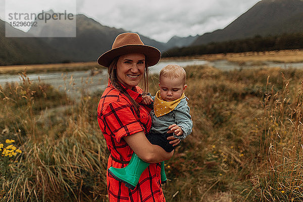 Mutter und Kind in der Wildnis am See  Queenstown  Canterbury  Neuseeland