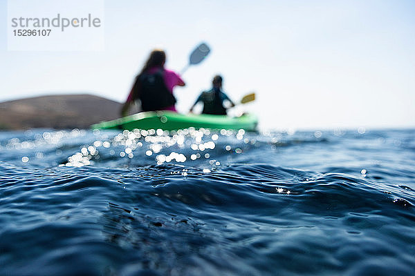 Teenager Junge und Mutter beim Seekajakfahren  oberflächennahe Flachsicht  Limnos  Khios  Griechenland
