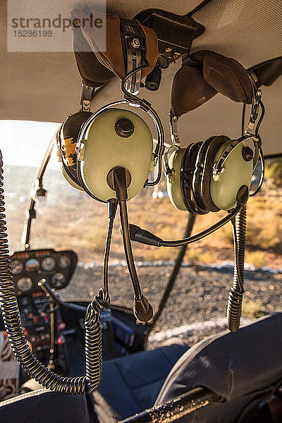 Hubschrauber-Innenausstattung mit Bedienpult und Kopfhörern  Kapstadt  Westkap  Südafrika