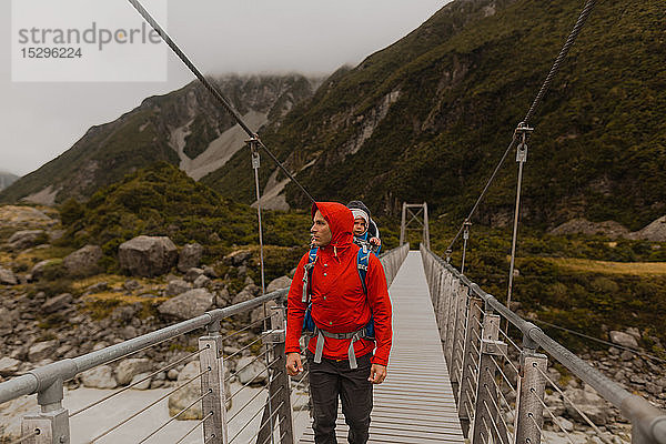 Wanderer mit Baby überquert Hängebrücke  Wanaka  Taranaki  Neuseeland