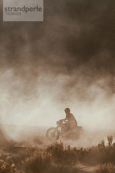 Motorradfahrer  die Staub aufwirbeln  Kennedy Meadows  Kalifornien  USA