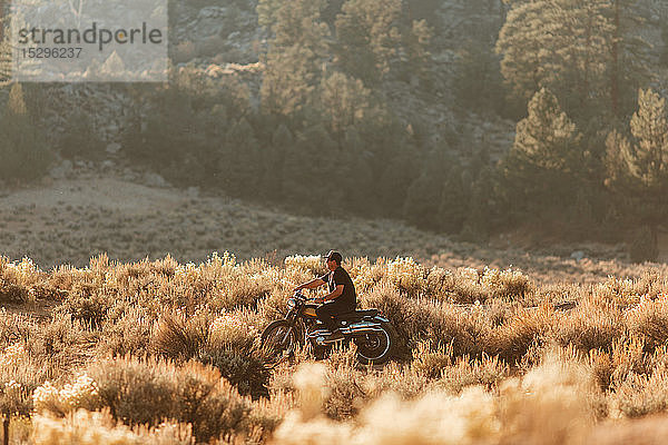 Motorradfahrer fahren durchs Feld  Kennedy Meadows  Kalifornien  USA