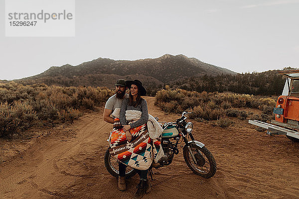Paar entspannt auf dem Motorrad  Kennedy Meadows  Kalifornien  USA
