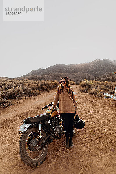 Frau neben dem Motorrad  Kennedy Meadows  Kalifornien  USA