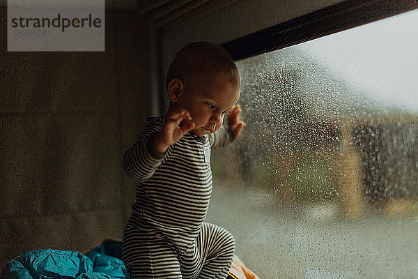 Baby spielt im Wohnmobil  Queenstown  Canterbury  Neuseeland