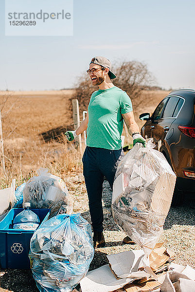 Mann sammelt Müll nach Feldern auf  Georgetown  Kanada