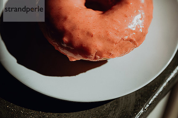 Eiskaltes Donut-Loch auf Café-Theke  Nahaufnahme  Draufsicht