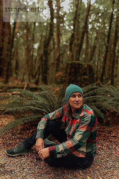 Wanderer im Wald  Queenstown  Canterbury  Neuseeland
