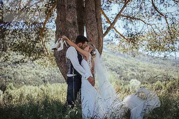 Romantisches Paar küsst sich am Hochzeitstag im Wald  Stresa  Piemont  Italien