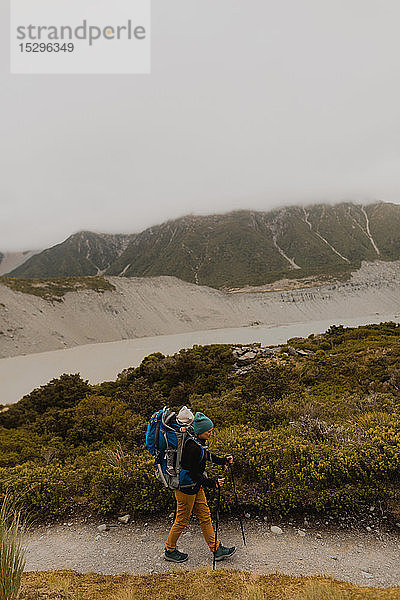 Wanderer und Baby-Erkundungspfad  Wanaka  Taranaki  Neuseeland