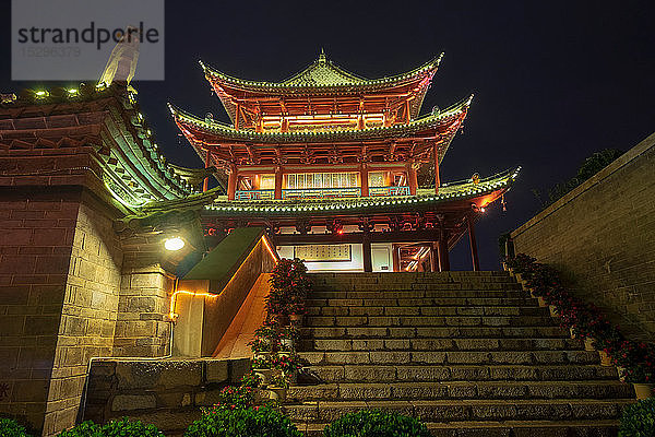 Altes Stadttor  Treppe und Tempel bei Nacht  Bezirk Jianshu  Provinz Hunan  China