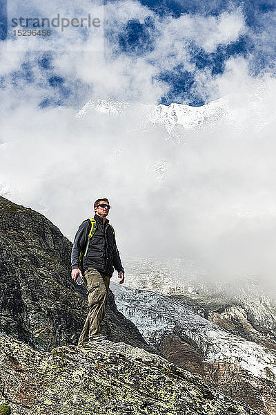 Wanderer geniessen den Spaziergang  Saas-Fee  Wallis  Schweiz