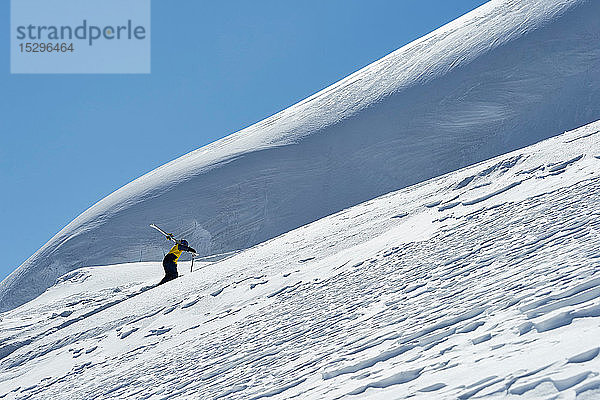 Skifahrer beim Bergwandern  Saas-Fee  Wallis  Schweiz