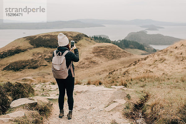 Trekker fotografiert Loch Lomond  Trossachs-Nationalpark  Kanada