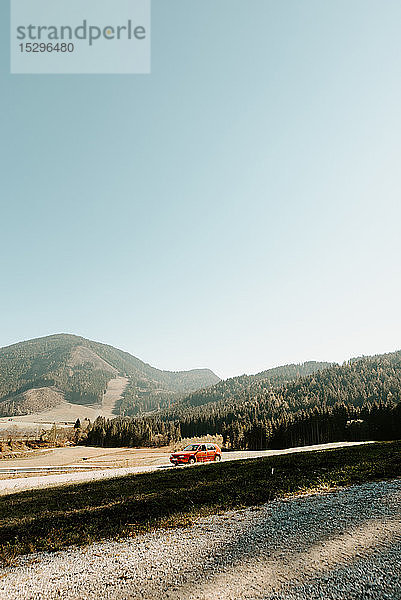 Auto am Straßenrand in Bergtal-Landschaft geparkt  Hallstatt  Oberösterreich