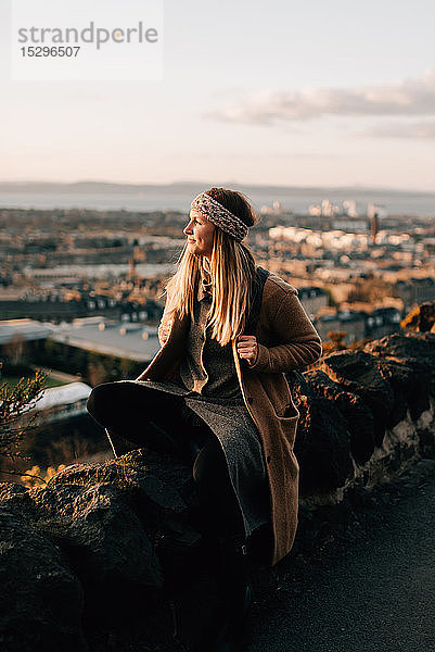 Frau genießt Aussicht von Calton Hill  Edinburgh  Schottland